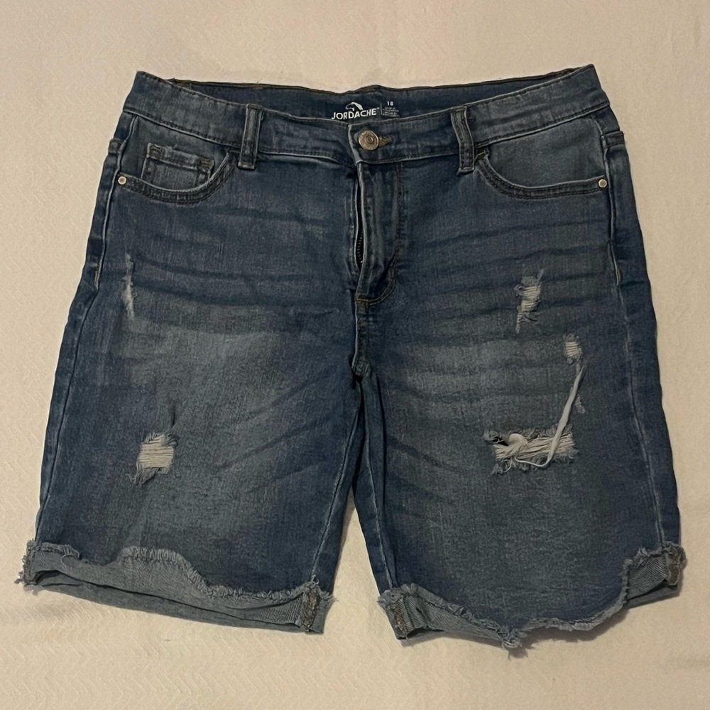 Bermuda shorts with small rips
